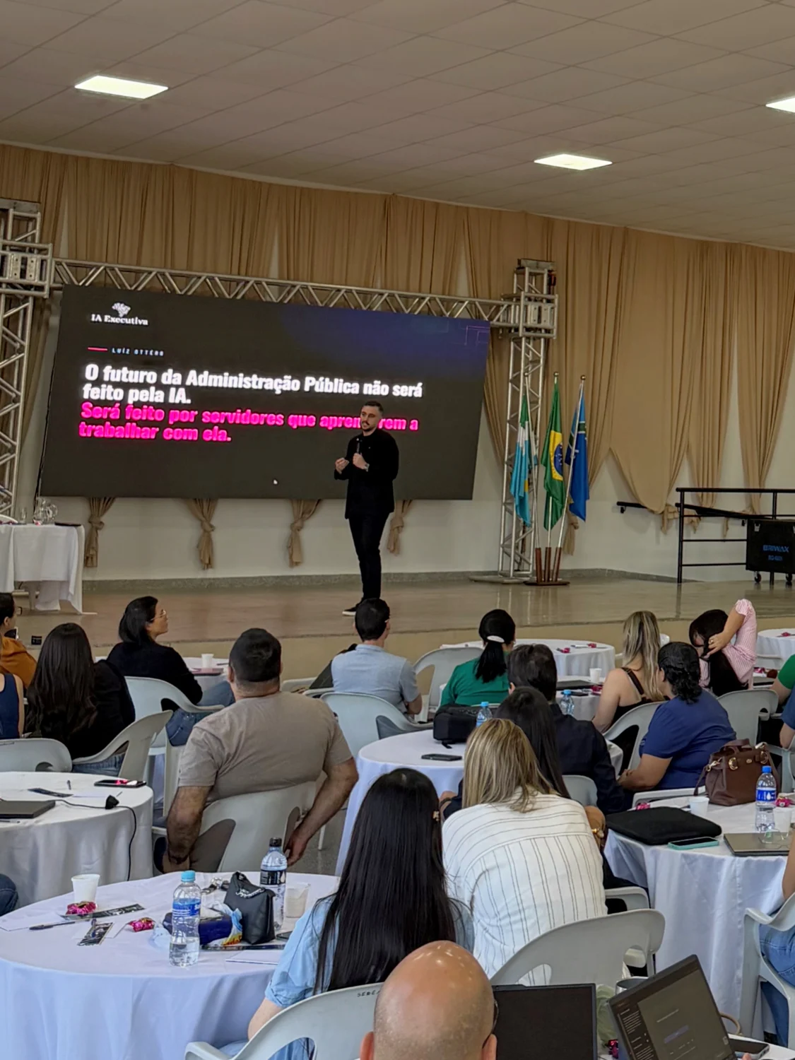 Luíz Ottéro ministrando palestra